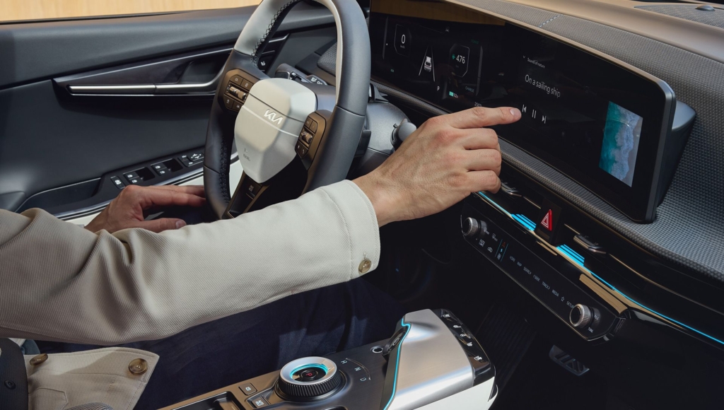 kia-ev6-pe-my24-delp-design-interior-TriplePanoramicDisplay