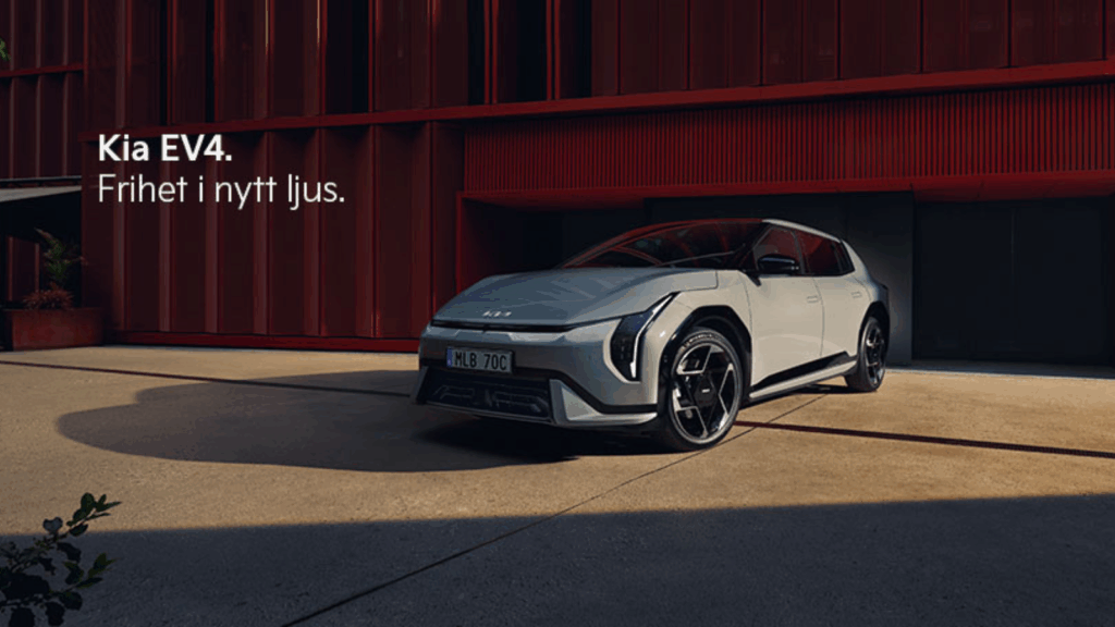 kia ev4 kör ut ur ett garage med text.