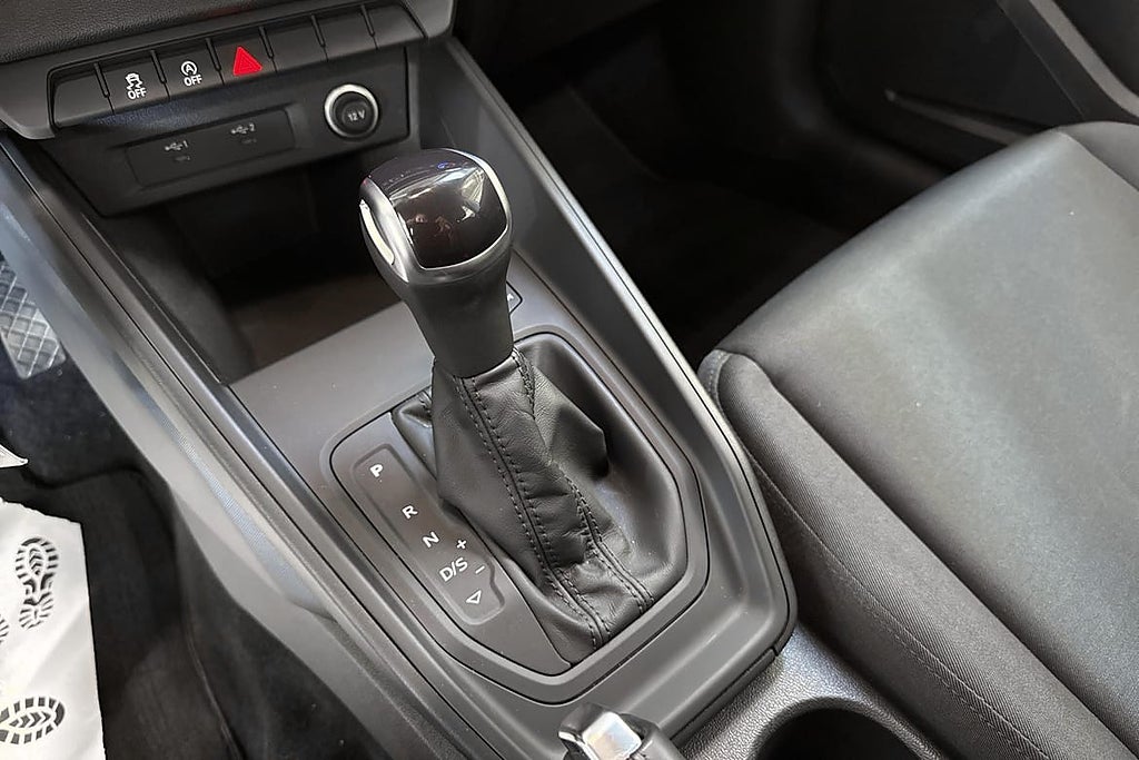 Audi A1 Sportback 30 TFSI AUT Proline / Cockpit / Farthål... – bild 13