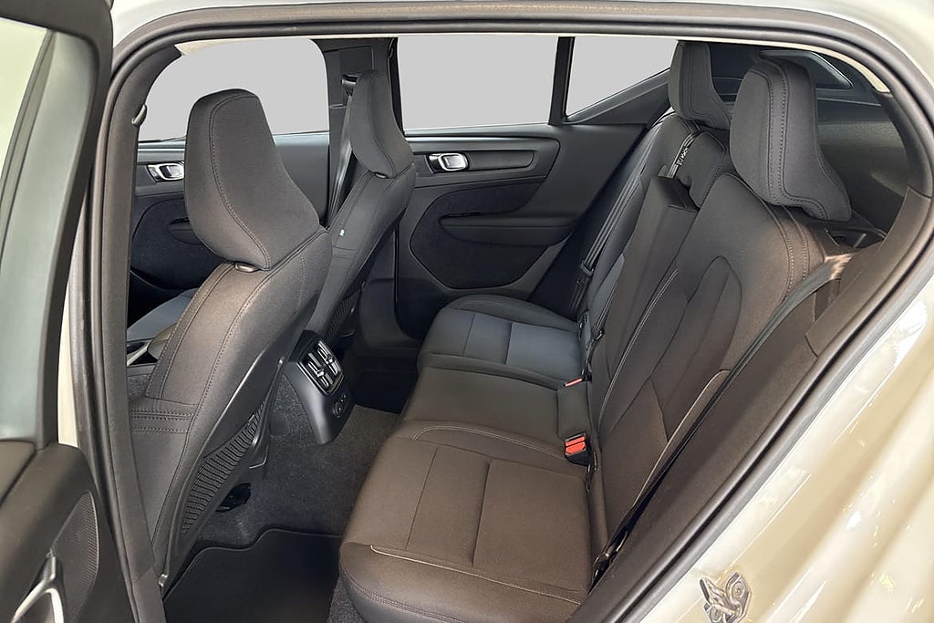 Volvo XC40 Recharge T4 Incription Exp. Drag / VOC / Sätes... – bild 9