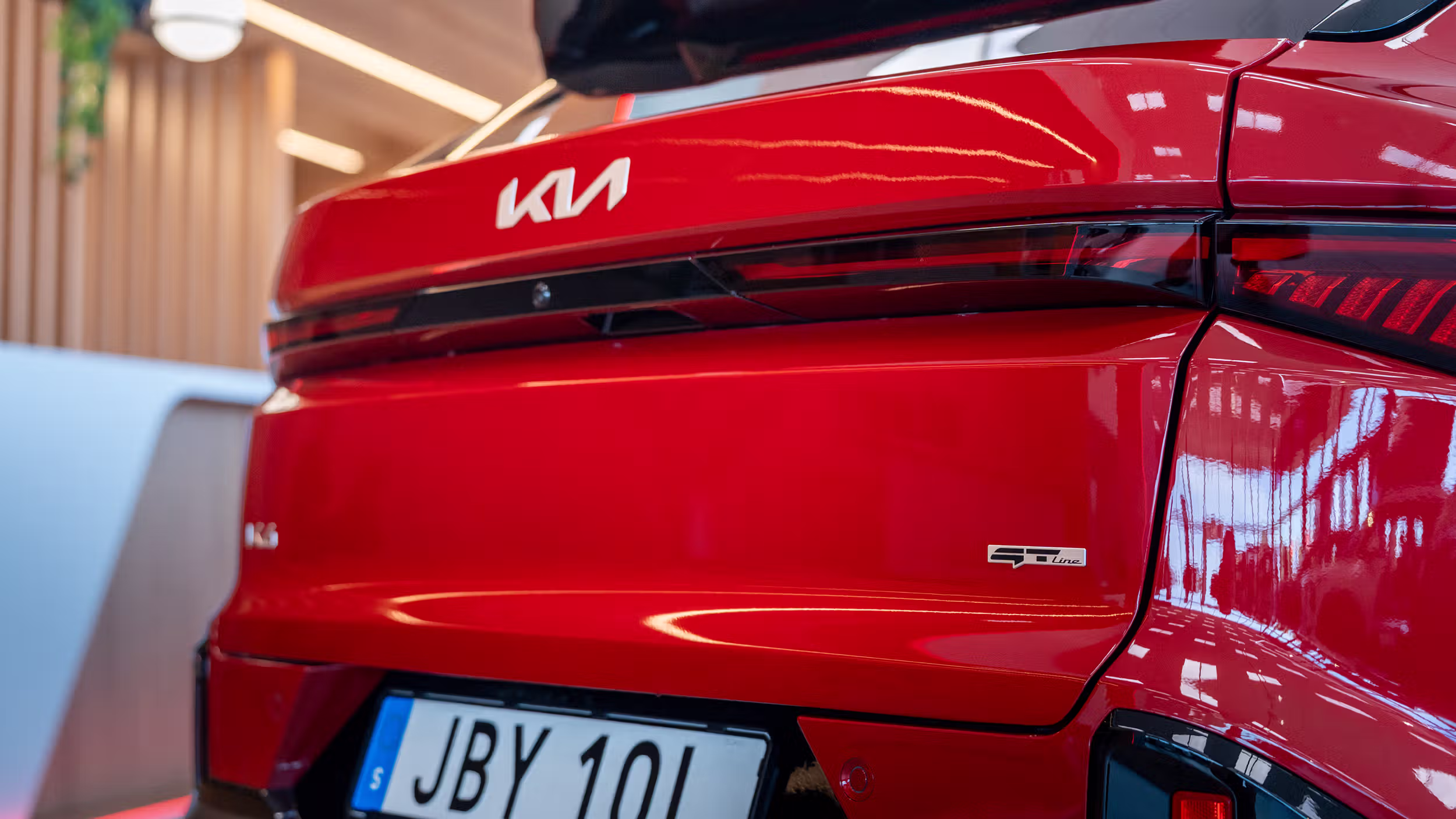 Kia K4 Sportswagon bakifrån med L-formade LED-bakljus och elmanövrerad baklucka