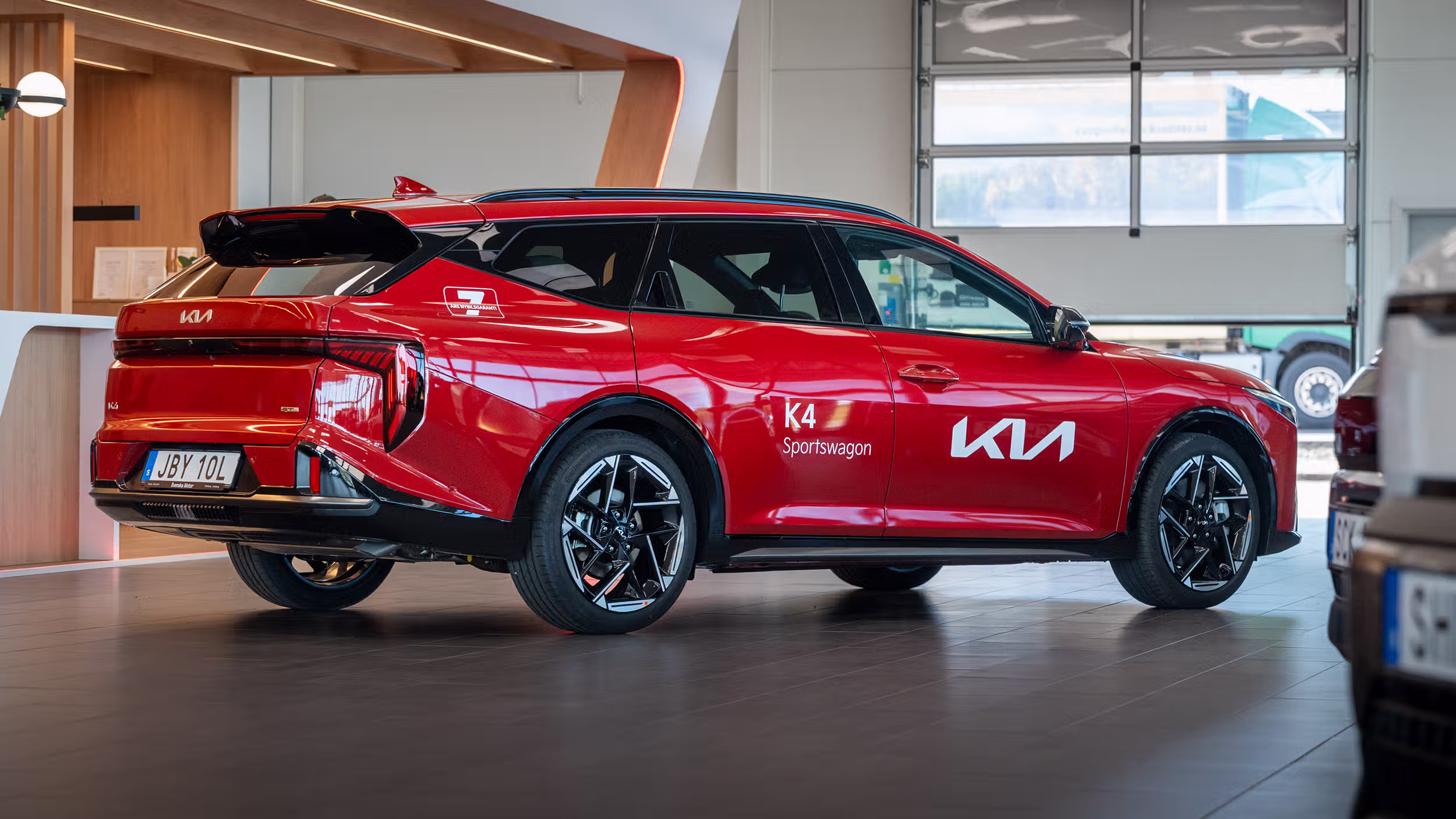 Kia K4 Sportswagon sida – lång slank siluett med 604 liter bagageutrymme
