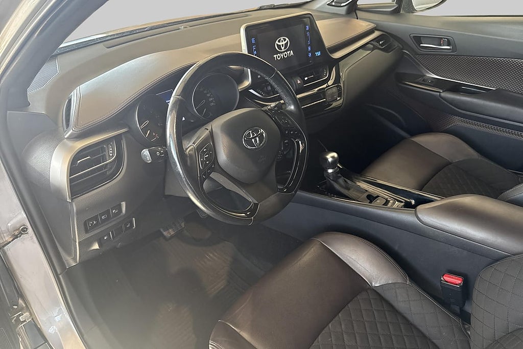 Toyota C-HR Executive I Dragkrok I Fyrhjulsdrift I Nybesi... – bild 6