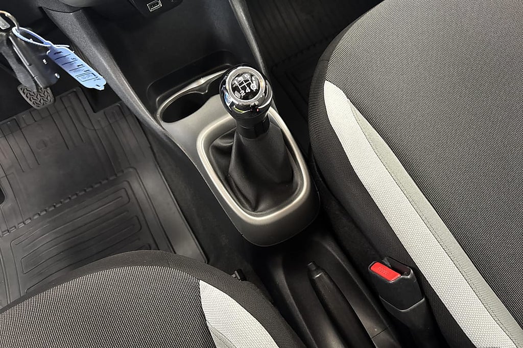 Toyota Aygo X-Play Touch I Sätesvärme I Bluetooth I Vinte... – bild 11