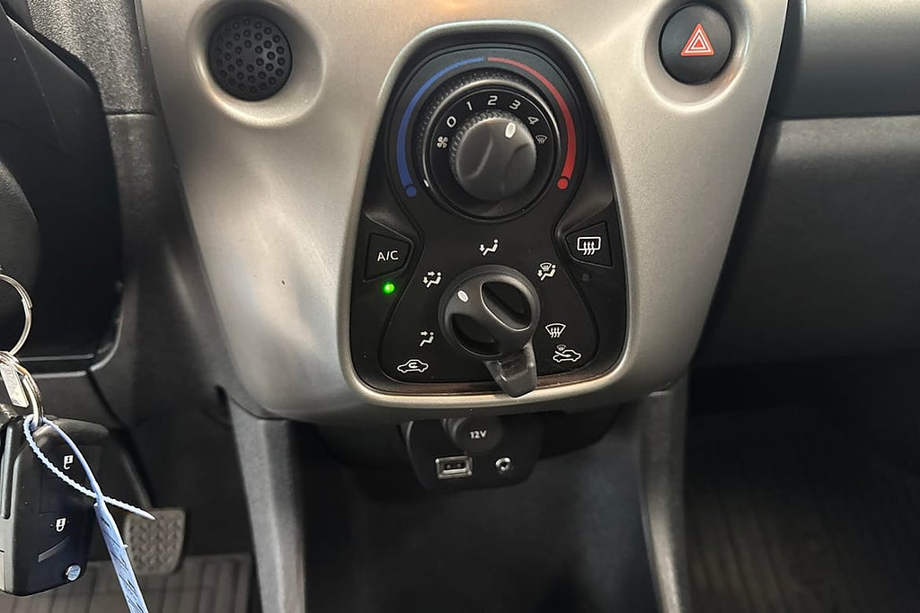 Toyota Aygo X-Play Touch I Sätesvärme I Bluetooth I Vinte... – bild 15
