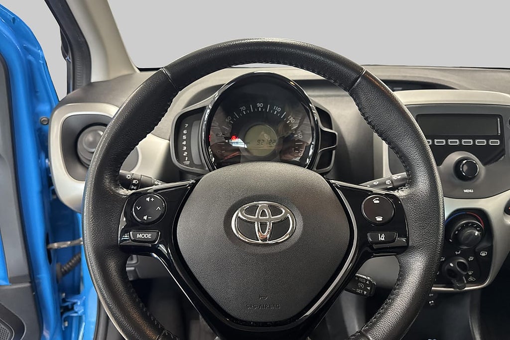 Toyota Aygo X-Play Touch I Sätesvärme I Bluetooth I Vinte... – bild 8
