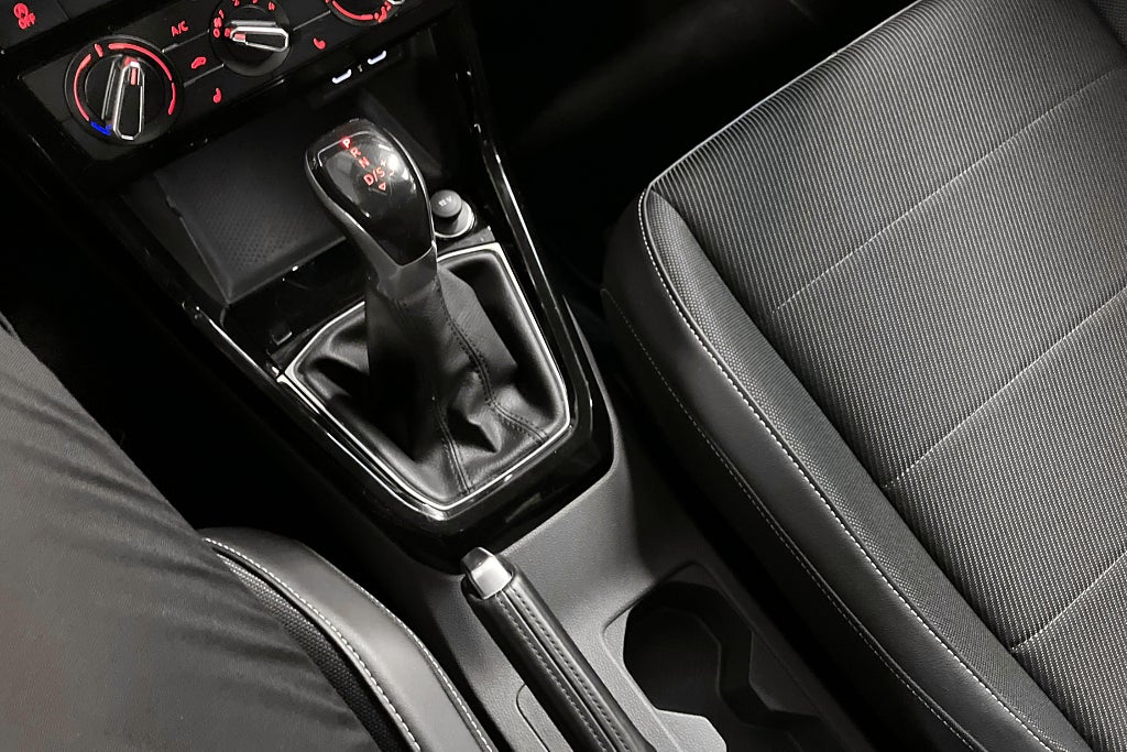 Volkswagen T-Cross 1.0 TSI GT / P-sensorer F&B / Dödavinkeln varnare – bild 13